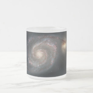 De Whirlpool Galaxy M51 & Companion in de ruimte Matglas Koffiemok