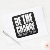 DE WIJZIGING DIE U WILT ZIEN VIERKANTE STICKER (Envelop)