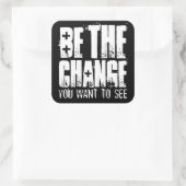 DE WIJZIGING DIE U WILT ZIEN VIERKANTE STICKER (Tas)