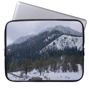 De winter in het land.... laptop sleeve