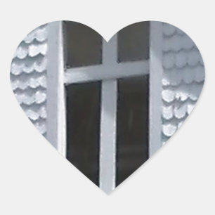 de witte oude kerk in de bergen hart sticker