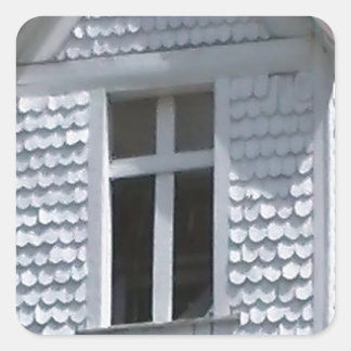 de witte oude kerk in de bergen vierkante sticker