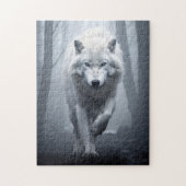 De witte wolf in het mistige bos legpuzzel (Verticaal)