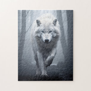 De witte wolf in het mistige bos legpuzzel