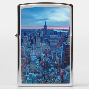 De wolkenkrabbers van Manhattan zijn verlicht