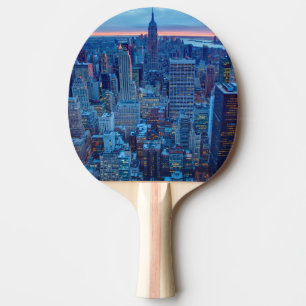 De wolkenkrabbers van Manhattan zijn verlicht Tafeltennisbatje