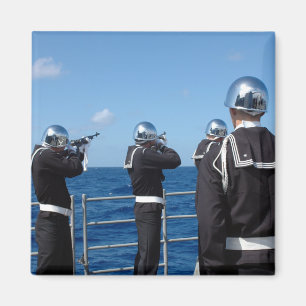 De zeelieden schieten een pistool saluut in tijden magneet