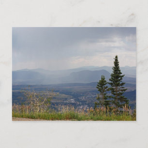 De zomerregen in het briefkaart van de bergen