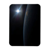 De zon gaat onder aan de horizon van de aarde. magneet (Verticaal)