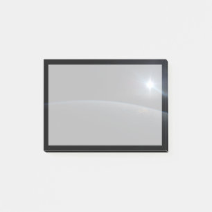 De zon gaat onder aan de horizon van de aarde. post-it® notes