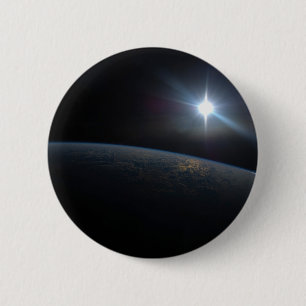 De zon gaat onder aan de horizon van de aarde. ronde button 5,7 cm