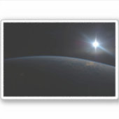 De zon gaat onder aan de horizon van de aarde. sticker (Voorkant)