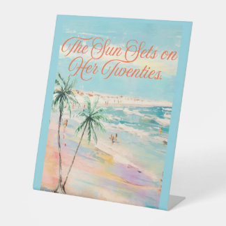 De zon gaat onder op haar twintiger reclamebord met voetstuk