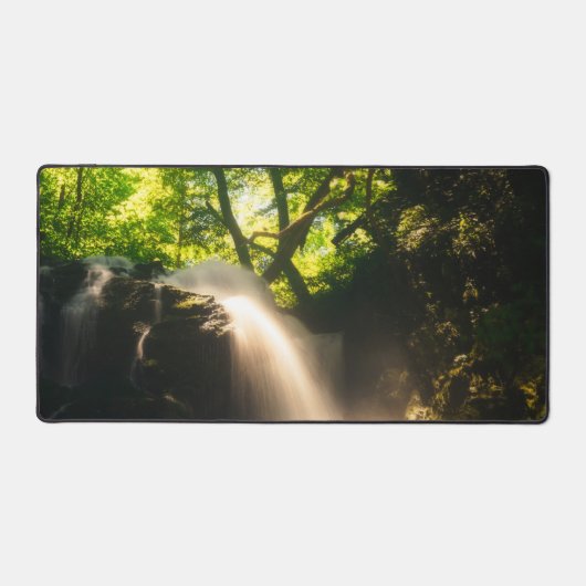 De zon schijnt op een magische waterval bureaumat (Voorkant)