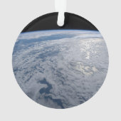 De zon straalt uit op de Stille Zuidzee. Ornament (achterkant)