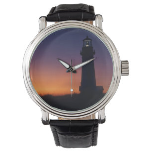 De zon valt neer op de kleurrijke horizon horloge