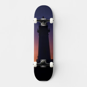 De zon valt neer op de kleurrijke horizon skateboard