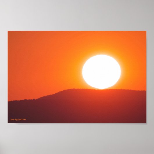 De zon zit bovenop de berg poster (Voorkant)