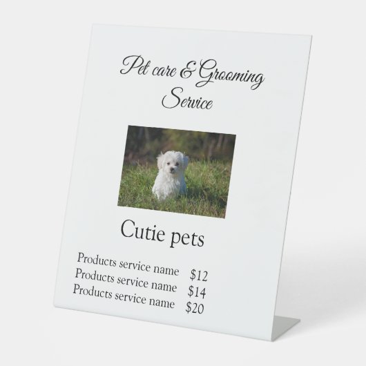 De zorgverlener voegt naamadrestekst toe reclamebord met voetstuk (Voorkant)