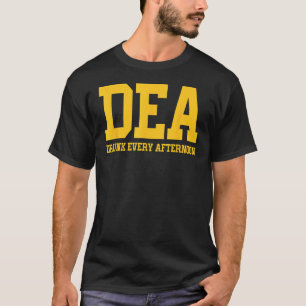 DEA Drink elke namiddag Drink minnaar Funny T-shirt