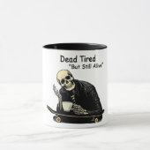 Dead Tired Skater Skeleton Coffee Mok (Midden)