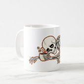 Dead Tired Skeleton Funny Halloween Coffee Mok (Voorkant links)