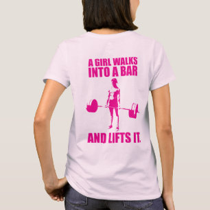 Deadlift - Een meisje loopt een bar binnen en tilt T-shirt