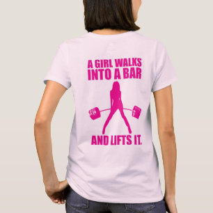 Deadlift - Een meisje loopt een bar binnen en tilt T-shirt