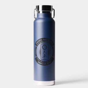 D'eau Bouteille isolée PJK / logo noir sur bleu