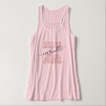 Débardeur Filles Voyage Destination Personnalisée Besties Ro<br><div class="desc">Débardeur rose personnalisé pour le week-end des filles avec texte et libellé modifiables pour votre date,  destination ou lieu,  nom,  et citation amusante comme "besties,  bourgeons et boissons" fait un souvenir amusant et utile pour votre équipe de voyage ou demoiselles d'honneur.</div>