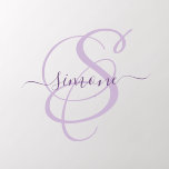 Décalque Mural Monogramme moderne élégant Script Nom personnalisé<br><div class="desc">Le design tendance et élégant présente votre initiale dans un script de calligraphie magnifique avec des fioritures qui entourent votre nom dans un script avec des fioritures (assurez-vous de garder les espaces à côté où vous remplacez votre nom). Cette conception est dans la combinaison violet lilas (choisissez la couleur que...</div>