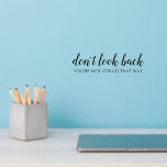 Décalque Mural Ne regarde pas en arrière | Citation positive mode<br><div class="desc">Simple et élégant "Ne regardez pas en arrière, vous n’allez pas de cette façon" conception personnalisée avec typographie de script moderne dans un style de design minimaliste inspiré par la positivité et l’avenir. Le texte peut facilement être customisé pour ajouter votre propre nom ou slogan personnalisé pour le cadeau parfait!...</div>