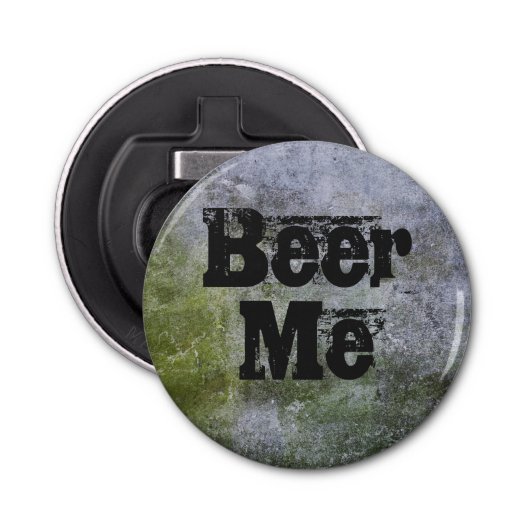 Décapsuleur Beer Me sur un mur en pierre de Mossy (Devant)