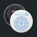 Décapsuleur Festival des lumières d'Hanoukka 70e anniversaire<br><div class="desc">Joyeux Hanoukka Party Bleu Décoration, Fête Juive, Ouverture De Bouteille. Arrière - plan juif de Holiday Hanoukka avec les symboles traditionnels de Chanoukah - les dreidels en bois (dessus filant), les beignets, Hanoukkiah - menorah, bougies, étoile bleue de David, le drapeau israélien bleu couleur, et lumières brillantes papier peint motif....</div>
