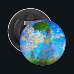 Décapsuleur Monet Woman avec un parasol<br><div class="desc">Un ouvre-bouteille de portrait familial avec Camille,  la femme de Claude Monet,  tenant un parasol,  et son fils Jean,  se promenent dans un champ vert vif soufflé par le vent pendant une journée d’été. Un grand cadeau Monet pour les amateurs d'impressionnisme et d'art français.</div>