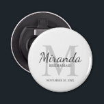 Décapsuleur Monogramme et nom de la servante d'accueil personn<br><div class="desc">Cadeaux Bridesmaids personnalisées avec le nom de la femme d'honneur personnalisée en gris style de police de script classique et monogramme en gris clair style de police serif classique en arrière - plan avec titre et date de mariage en gris style de police serif classique sur arrière - plan blanc....</div>