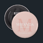 Décapsuleur Monogramme et nom de la servante d'accueil personn<br><div class="desc">Ajoutez une touche personnelle à votre mariage avec le monogramme et le cadeau de nom personnalisé de la femme de ménage. Ce design présente le nom personnalisé de la servante avec titre et date mariage en blanc et monogramme en rose vif comme arrière - plan, dans le style de police...</div>
