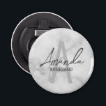 Décapsuleur Monogramme et nom d'une servante d'État moderne pe<br><div class="desc">Monogramme et cadeaux de nom de Bridesmaid Ce design présente le nom de femme de pont personnalisée en gris moderne écriture script style de police et monogramme en gris clair gris moderne style de police sans serif moderne comme arrière - plan, avec des détails mariages en gris moderne style de...</div>