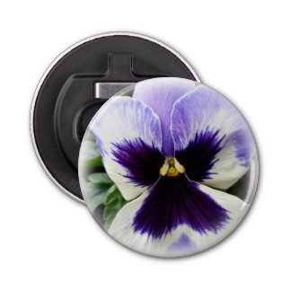 Décapsuleur violet profond sur blanc