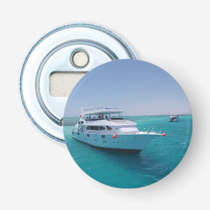 Décapsuleur Yacht blanc neigé près de l'île blanche en mer Rou