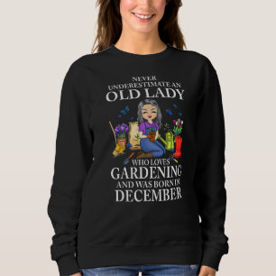 December onderschat nooit een oude dame die van ha trui