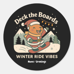 Deck the Boards Schattige Kerstman Capybara Snowbo Ronde Sticker