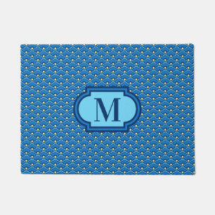 Deco Chinese Scallops, Ocean Blue met Monogram Deurmat