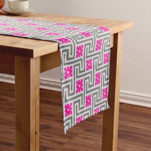 Deco Greek Key, Grey / Grey / Fuchsia Pink Korte Tafelloper (Voorbeeld)