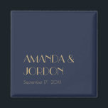Déco type or | Dark Navy Mariage Magnet<br><div class="desc">Cette décoration de type or | L'aimant mariage Dark Navy fait allusion à un mariage minimaliste mais élégant et royal, traditionnel et classique. Le bleu marine poussiéreux, simple et sobre, avec la typographie dorée de style art déco moderne, offre un luxe plus formel et classe tout en restant minimal et...</div>