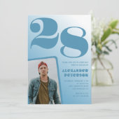 Décor bleu Invitations à 28e anniversaire Boy Phot (Debout devant)