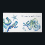 Décor de bureau côtier personnalisable<br><div class="desc">Ce mignon tapis de bureau présente une pieuvre d'aquarelle originale et des étoiles de mer dans les tons bleus avec les mots personnalisables "Je préfère être sous la mer". Personnalisez comme vous voulez. Une idée charmante pour la décoration de bureau et de petit bureau côtier. Art et design de Victoria...</div>