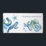 Décor de bureau côtier personnalisable<br><div class="desc">Ce mignon tapis de bureau présente une pieuvre d'aquarelle originale et des étoiles de mer dans les tons bleus avec les mots personnalisables "Je préfère être sous la mer". Personnalisez comme vous voulez. Une idée charmante pour la décoration de bureau et de petit bureau côtier. Art et design de Victoria...</div>