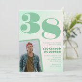Décor vert 38e anniversaire invitations Boy Photo (Debout devant)