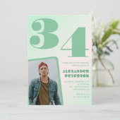 Décor vert Invitations à 34e anniversaire Boy Phot (Debout devant)